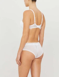 Passionata Brooklyn Tulle And Floral Lace Plunge Bra 10 Passionata Brooklyn Tulle And Floral Lace Plunge Bra -Sweaty Betty Store 218 85077348 P57010 010WHITE ALT02