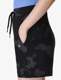 Sweaty Betty "Explorer 5.5"" Fade-print High-rise Stretch-woven Shorts" 9 Sweaty Betty "Explorer 5.5"" Fade-print High-rise Stretch-woven Shorts" -Sweaty Betty Store R04150384 BLACKFADEPRINT ALT02